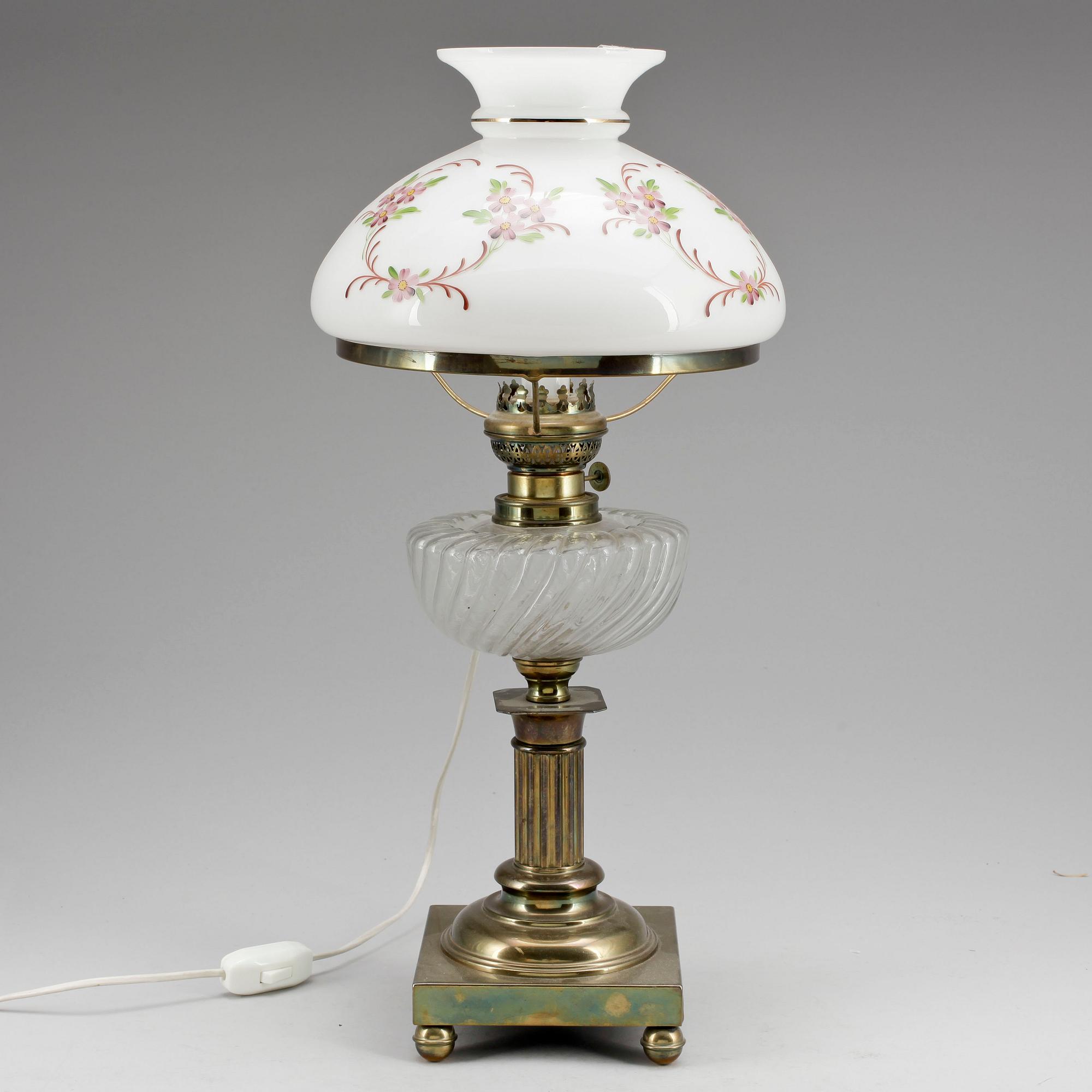 BORDSLAMPA, mässing samt porslin, 1900-tal.