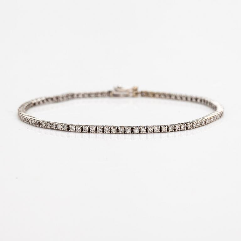 An 18K white gold tennis bracleet with diamonds ca. 2.20 ct in total.