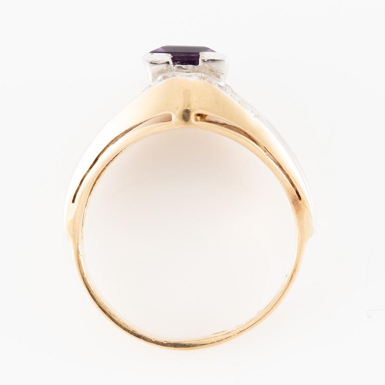 Ring, 18K gold with amethyst and eight-cut diamonds.