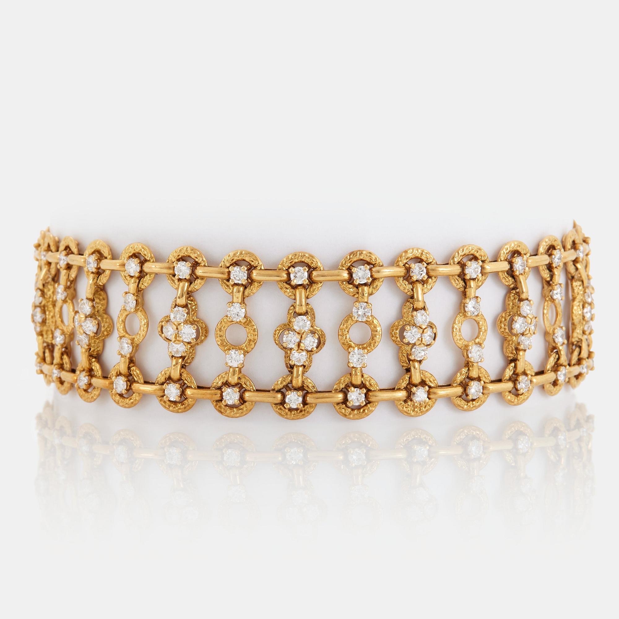 A Van Cleef et Arpels necklace in 18K gold set with round brilliant-cut diamonds, possibly a special order.