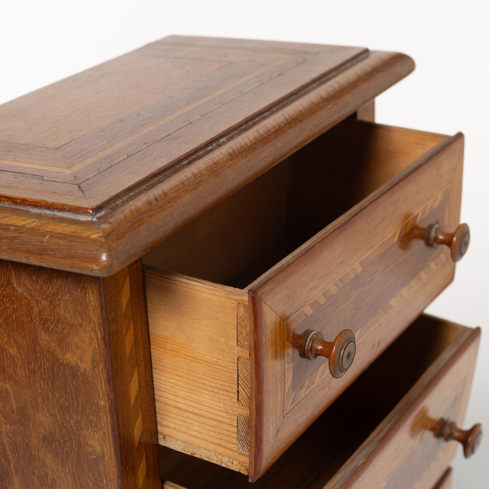 Miniatyrbyrå, 1900-talets början.