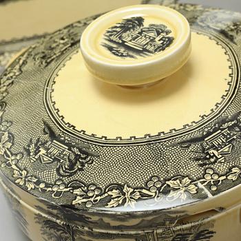 43 items of table ware in earthenware, model "Jenny Lind 1795" by Royal Staffordshire Pottery England, 20th century.