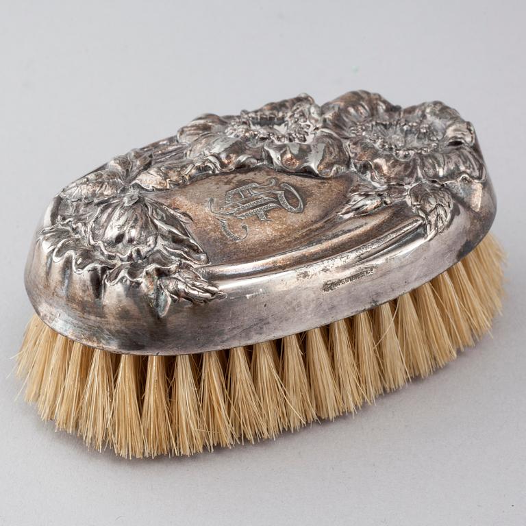 A silverplate toiletrie set, 2 + 4 pcs, early 20th century.