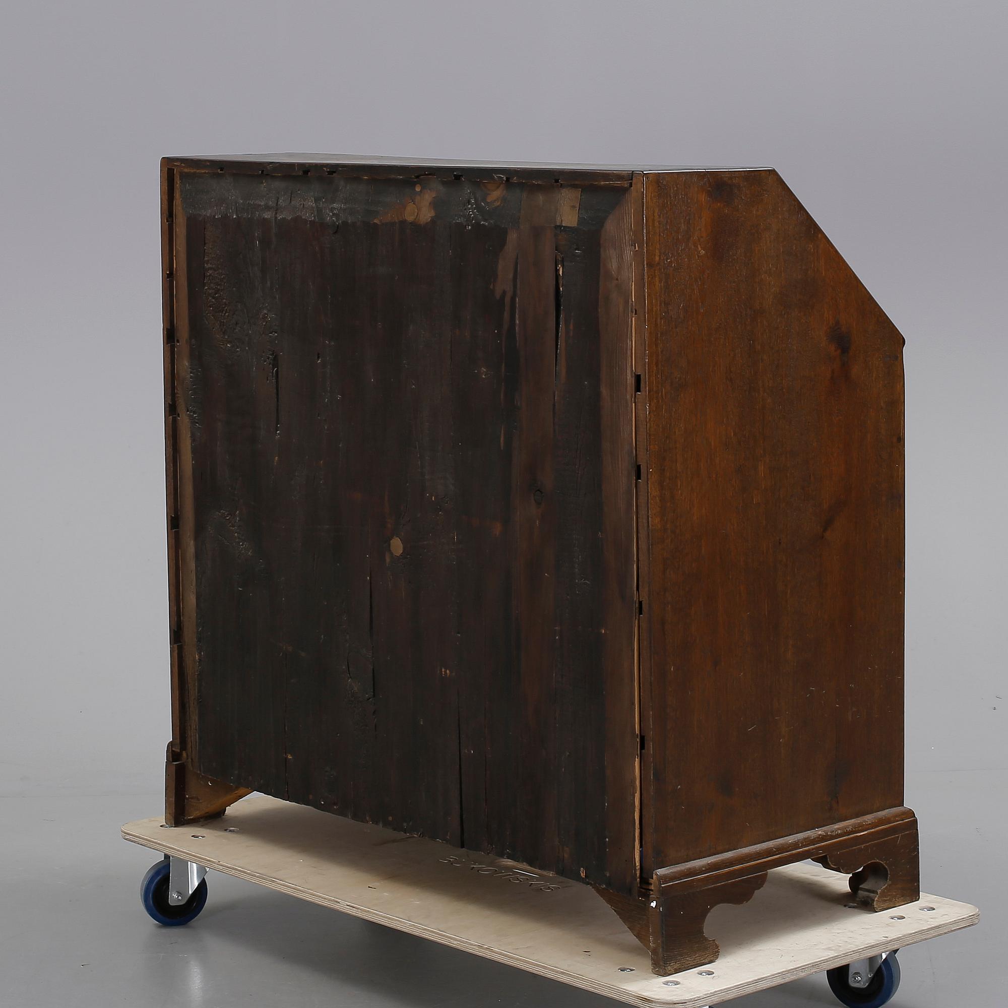 SNEDKLAFFSEKRETÄR, senbarockstil, 1800-tal.