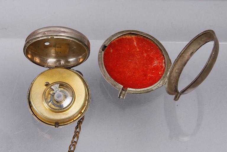 FICKUR MED STÄLL, trä, silver, troligen England tidigt 1800-talets första hälft.