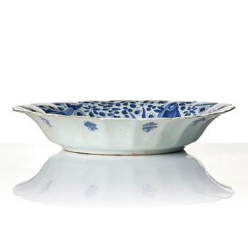 A blue and white 'fish' dish, Qing dynasty, Kangxi (1662-1722).