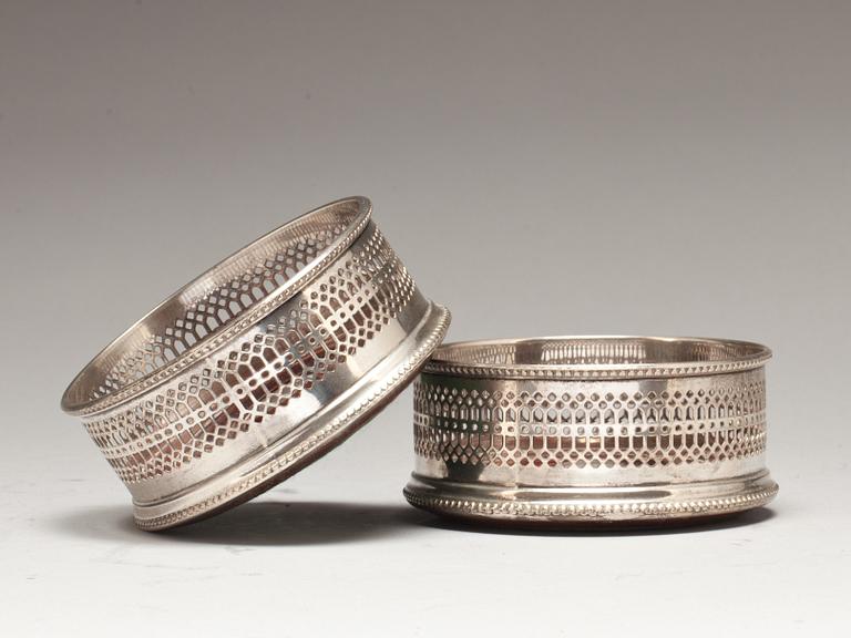 COASTERS, ett par, plate. England, omkring 1900.