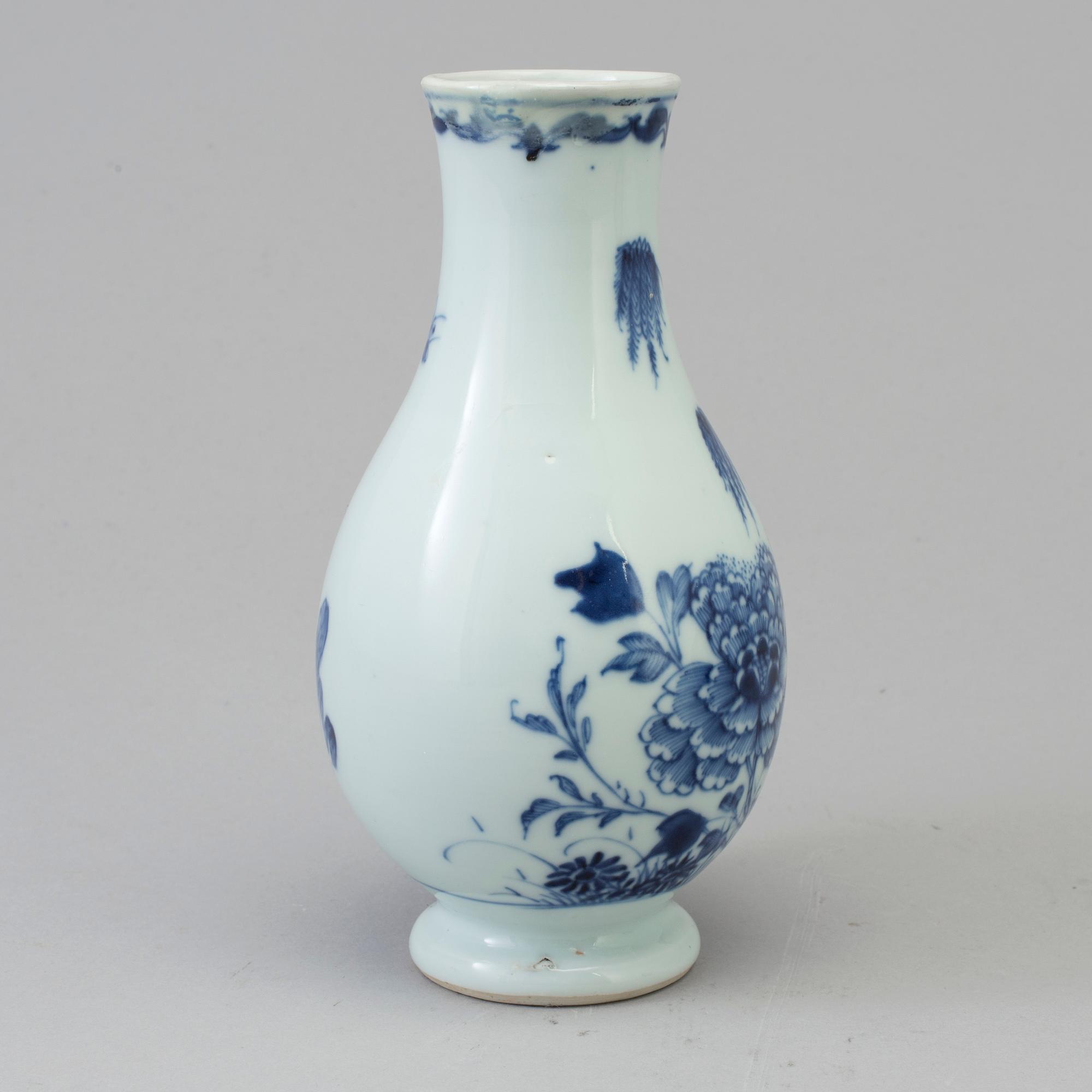 A Chinese blue and white porcelain vase, Qing dynasty, 18th century.