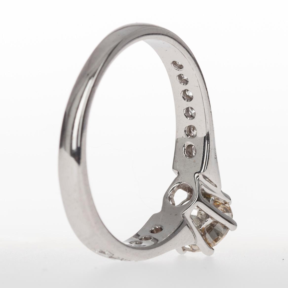 RING, vitguld 18K med briljantslipade diamanter. Mittstenen 0,71 ct och tot. 14 sidostenar 0,30 ct. Vikt 3,4 g. Intyg.