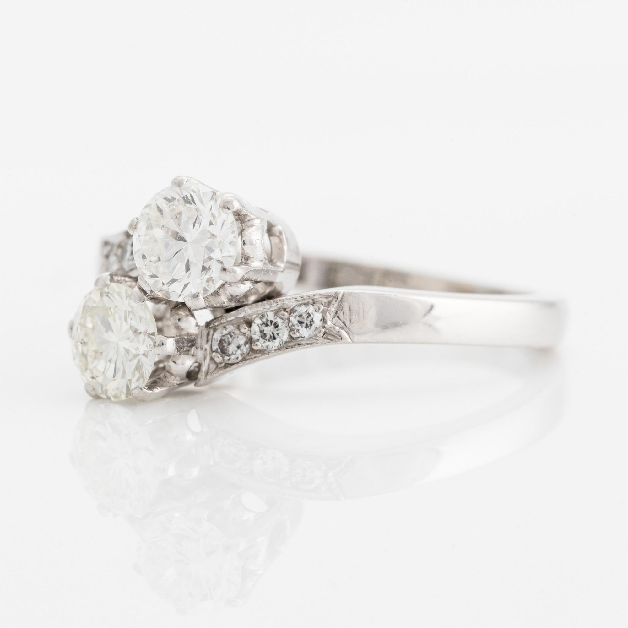 Ring 18K vitguld med två runda briljantslipade diamanter.