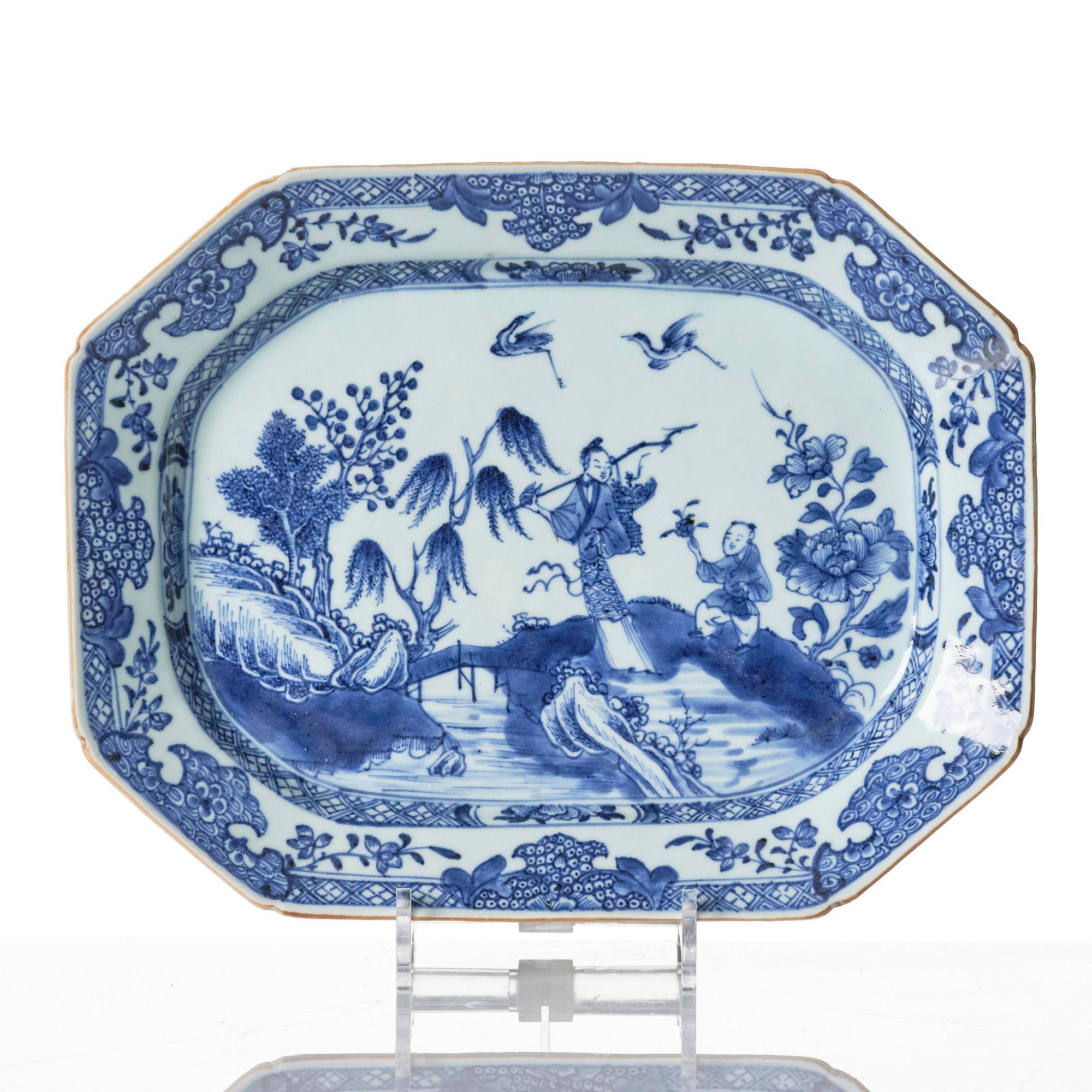 A pair of blue and white charges Qinalong.