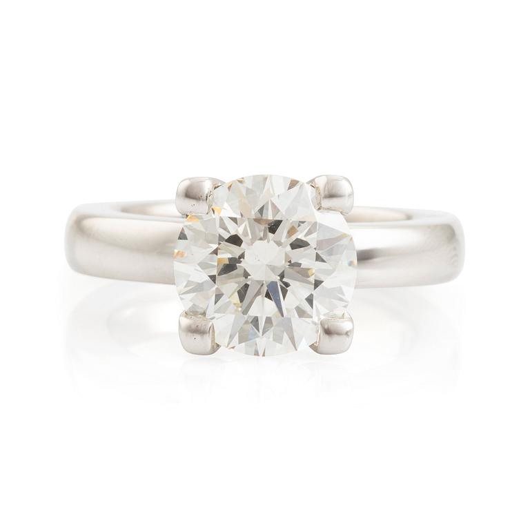 An 18K white gold ring set with a round brilliant-cut diamond.
