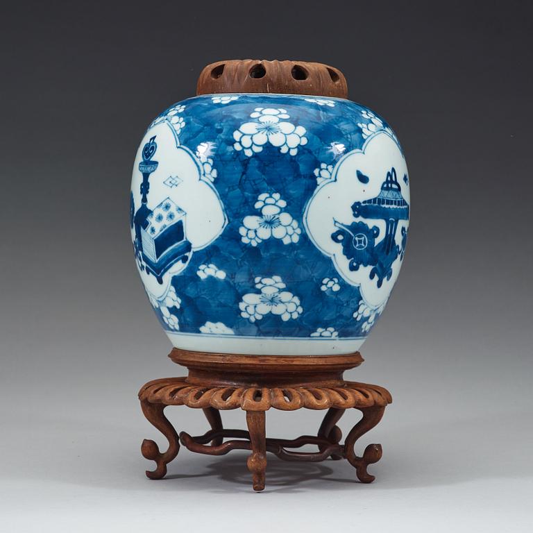 A blue and white jar, Qing dynasty, Kangxi (1662-1722).