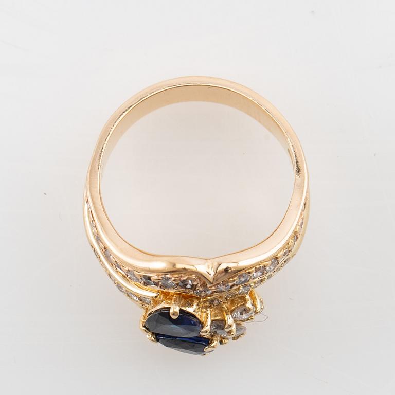 Ring in 18K gold set with pear-shaped sapphires and round brilliant and single-cut diamonds.