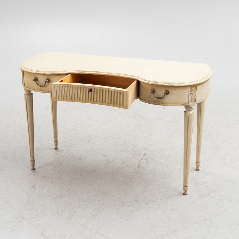 A dressing table with a stool, Blomstermåla, mid 20th Century.