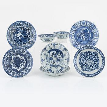 Six blue and white porcelain plate and two small bowl, Ming dynasty, Wanli (1572-1620).