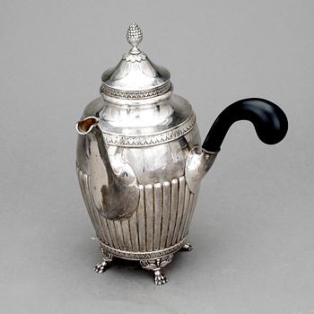 KAFFEKANNA, silver, Bernhard Nertz, Stockholm, 1910. Vikt ca 465g.