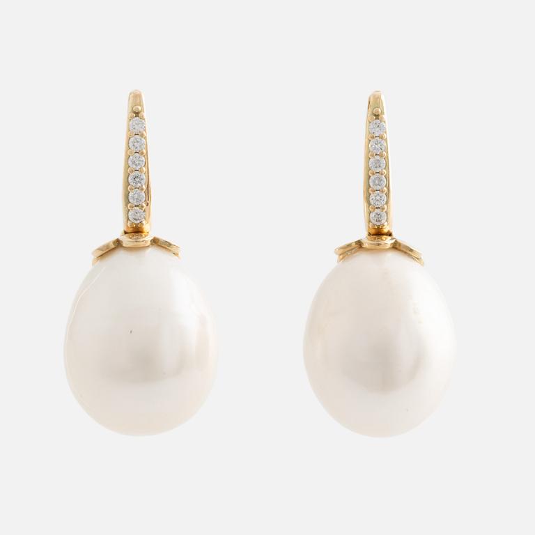 Earrings with cultured freshwater pearls and brilliant-cut diamonds.