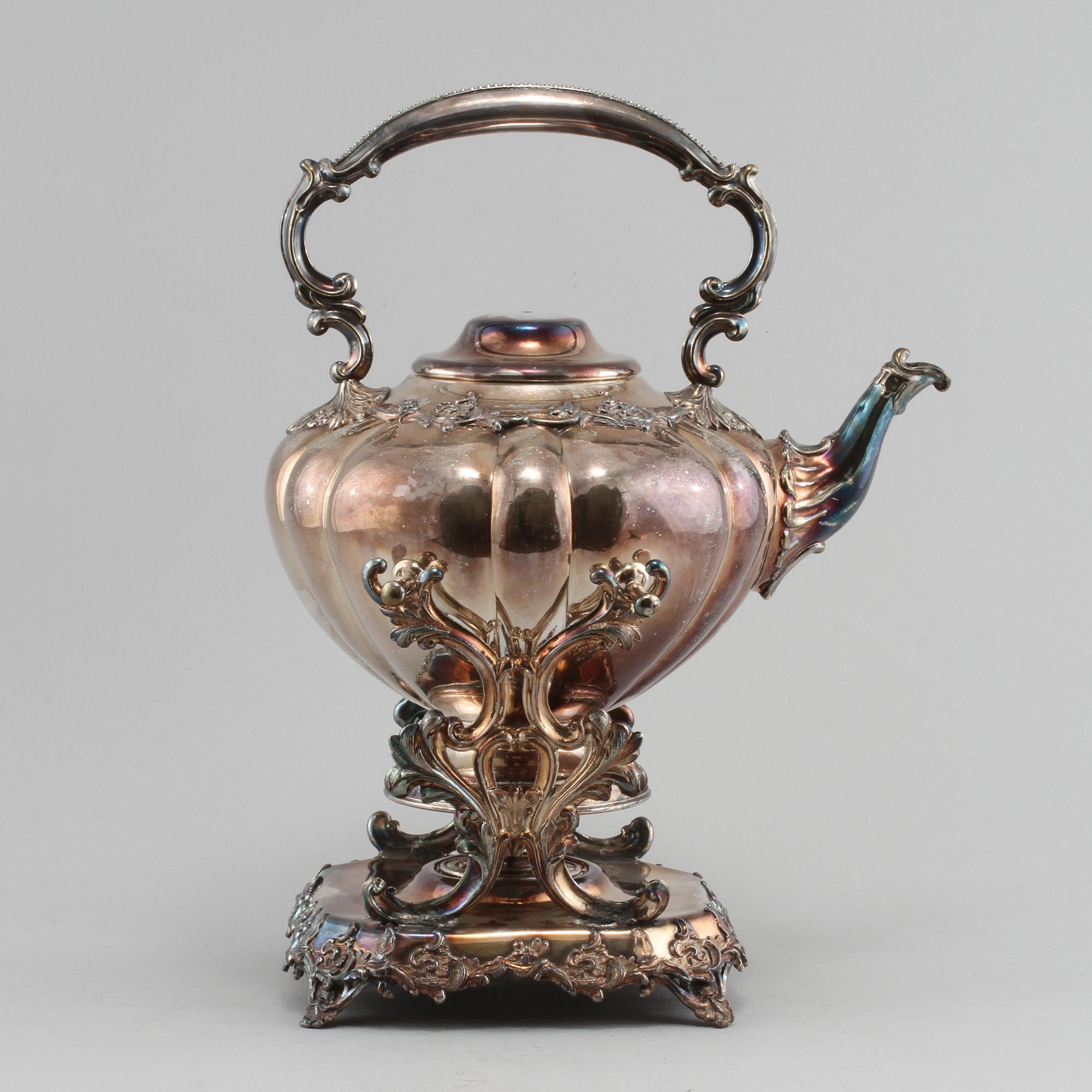 TEKANNA på RECHAUD, nysilver, rokokostil, troligen England, 1900-talets första del.