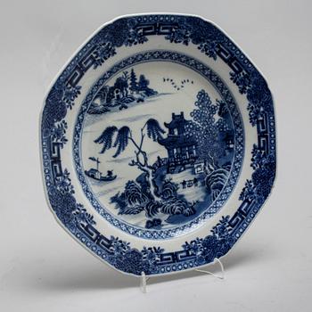 A chinese blue and white serving dish and two plates, 18th century and from the around year 1800.