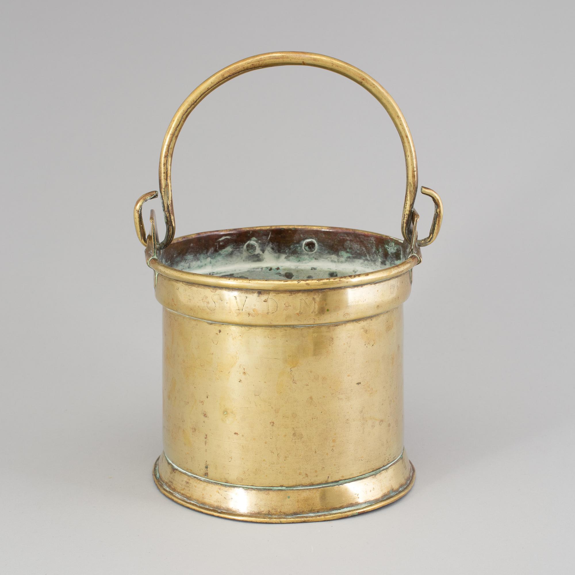 AN 18TH CENTURY BRASS BUCKET.