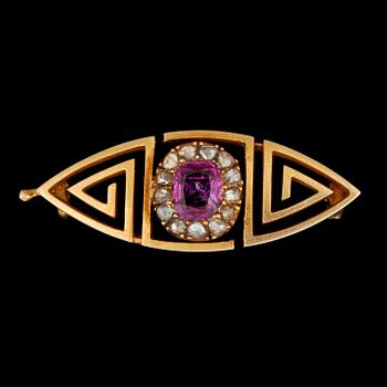 1013. BROSCH, stämplad Fabergé, ca 1899-1908. Rubin och rosenslipade diamanter.