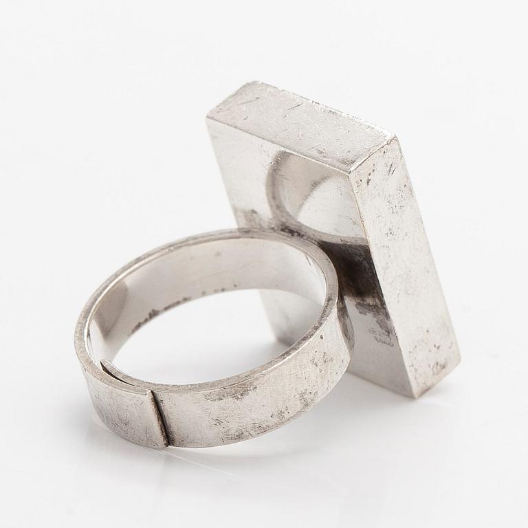 Elis Kauppi, sormus, hopeaa ja karneoli. Kupittaan Kulta, Turku 1971.