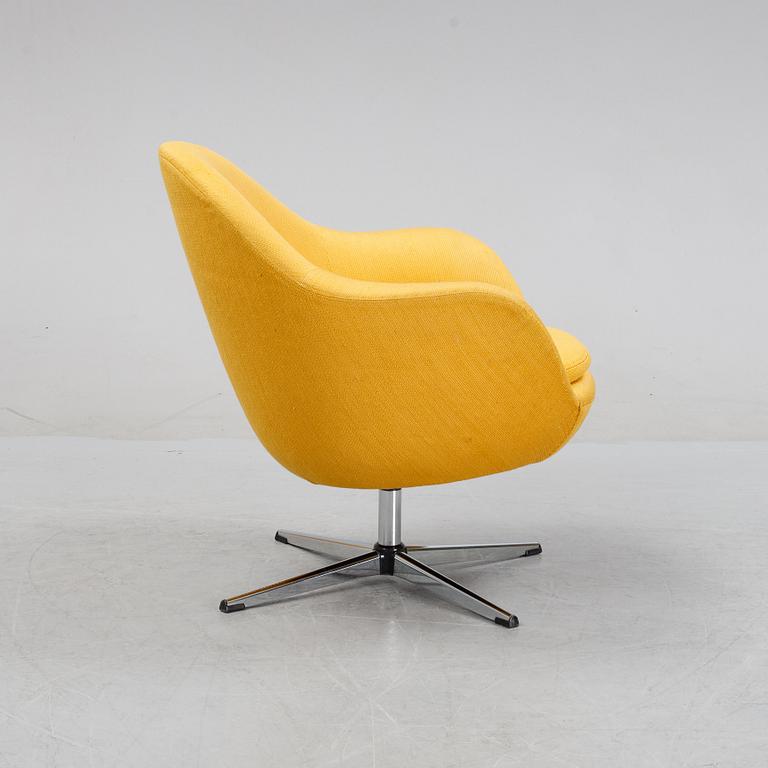 A mid 20th Century easy chair.