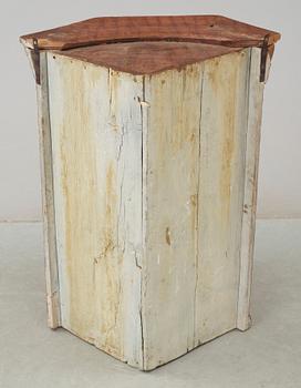 HÖRNHÄNGSKÅP, allmoge, 1800-tal.