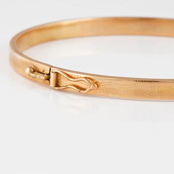 ARMRING, 18K guld, otydligt stämplar. Vikt 8,3 gram.