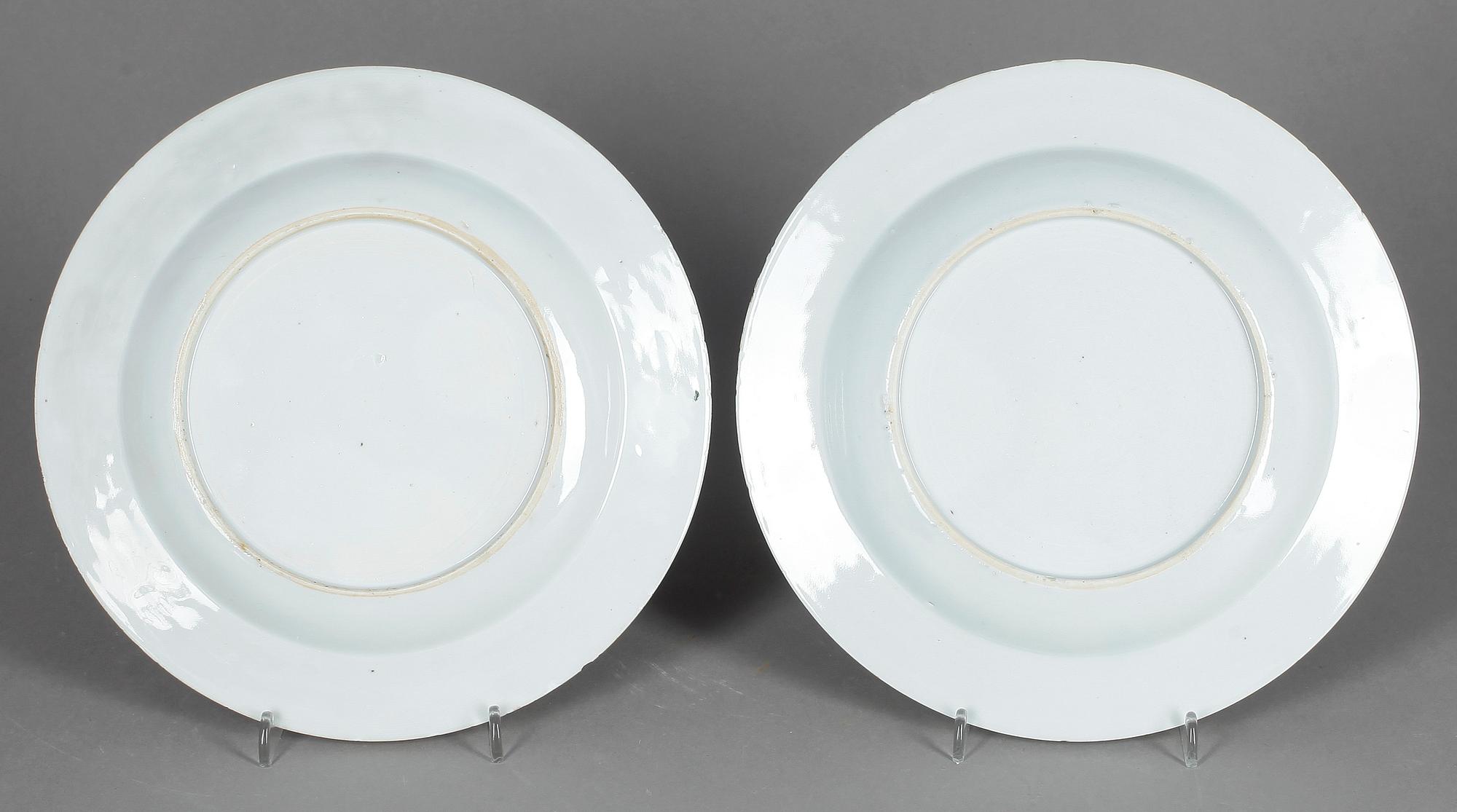 TALLRIKAR, två stycken, kompaniporslin. Qianlong 1736-95.