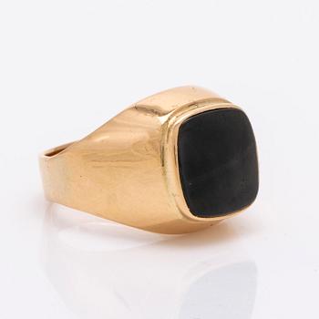 Klackring, 18K guld, onyx ca 10 x 10 mm, total vikt 10,5 g.