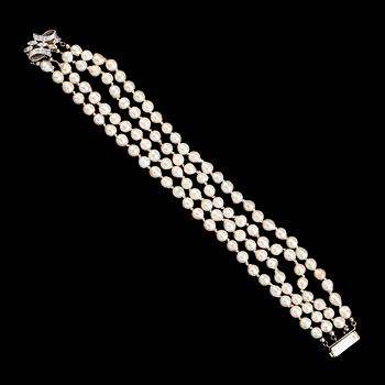 ARMBAND, 18K vitguld, odlade pärlor, diamanter, 1900-talets mitt.