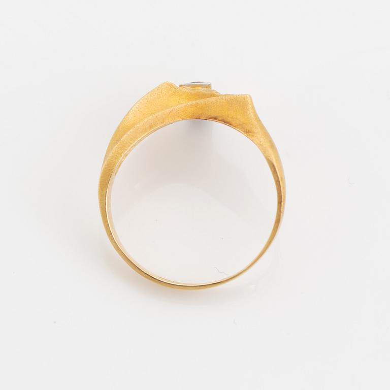 Björn Weckström, 18K gold and brilliant cut diamond ring, "Diamantlöfte".