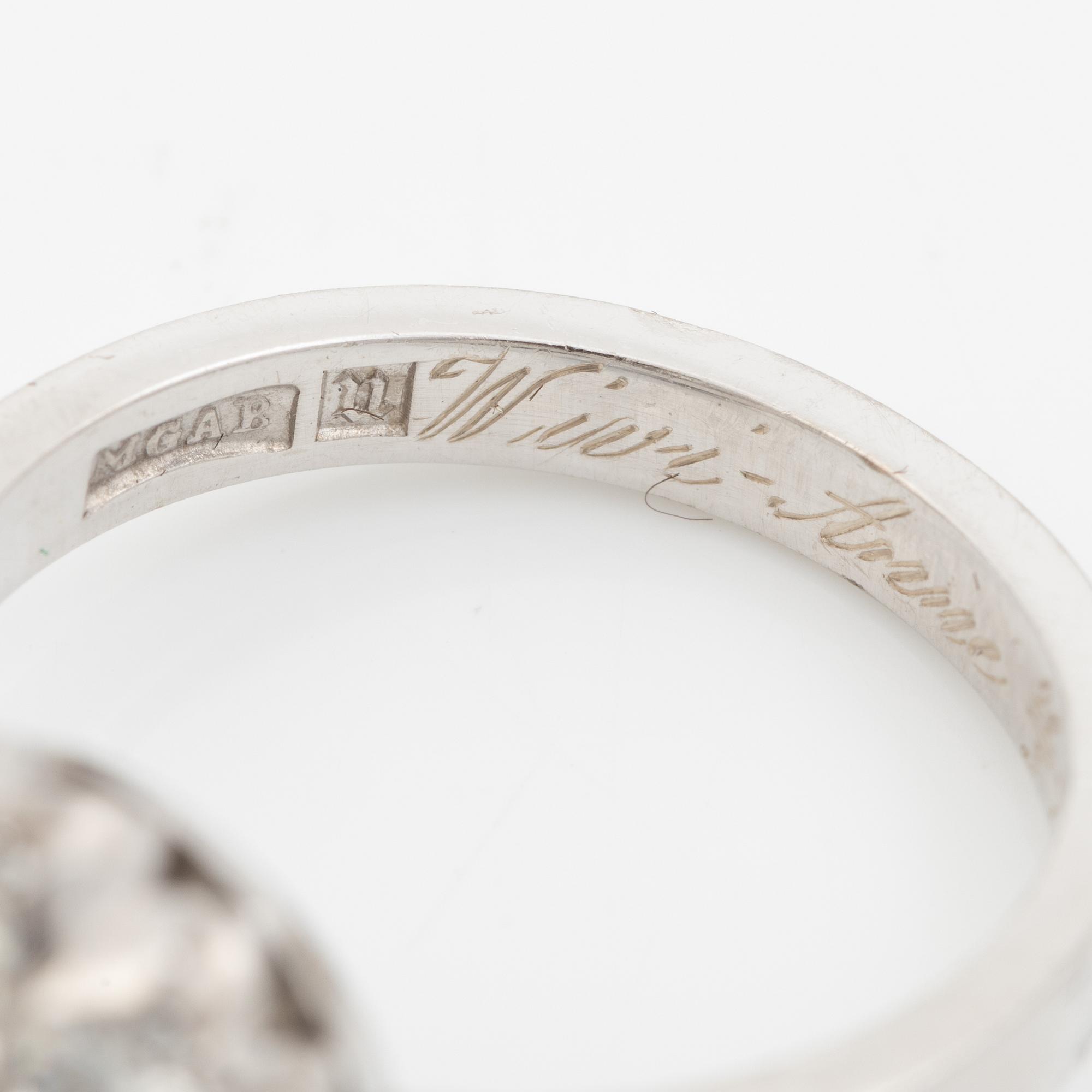 Ring 18K white gold set with round brilliant-cut diamonds.