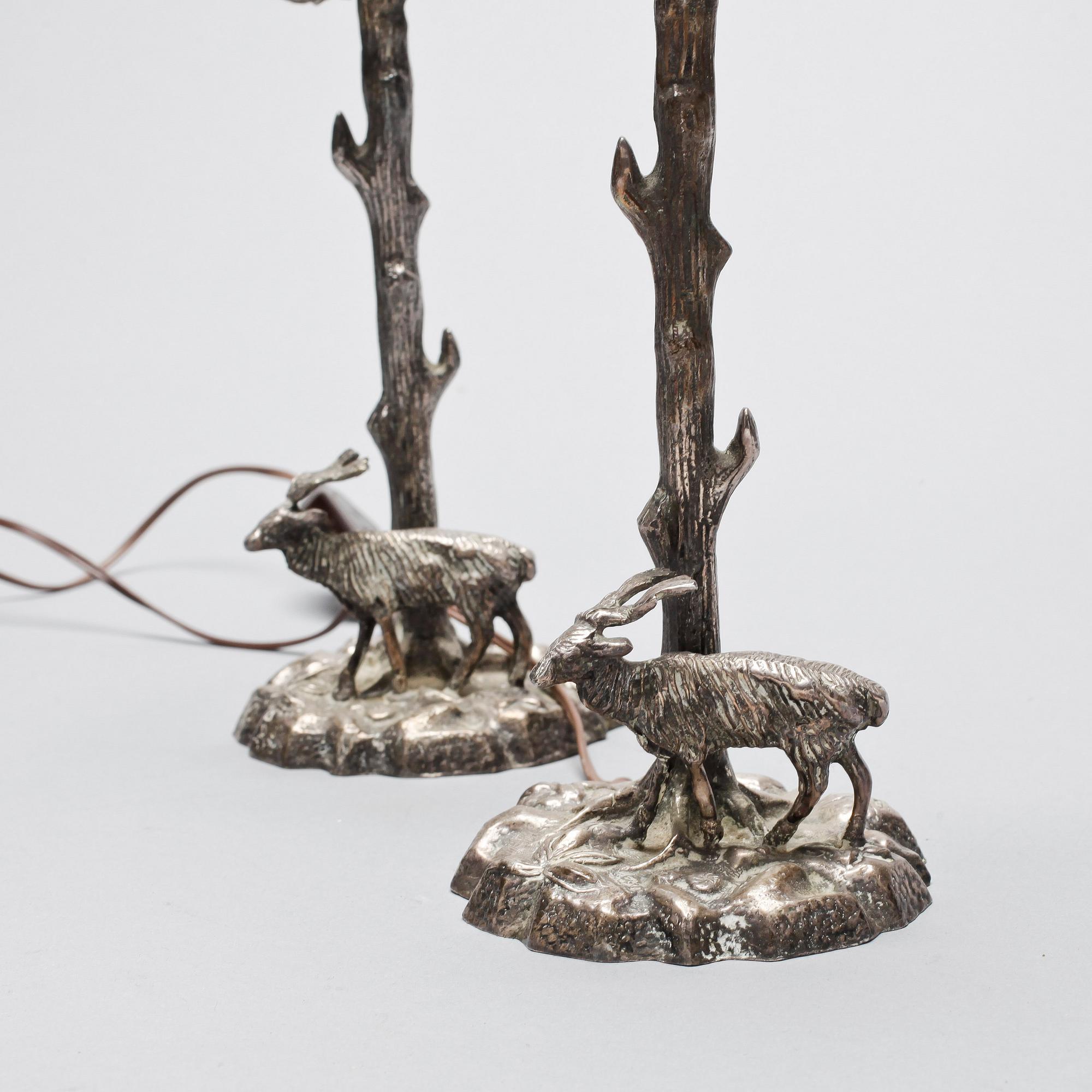 BORDSLAMPOR, ett par, nysilver, 1900-talets första hälft. Bär märkning.