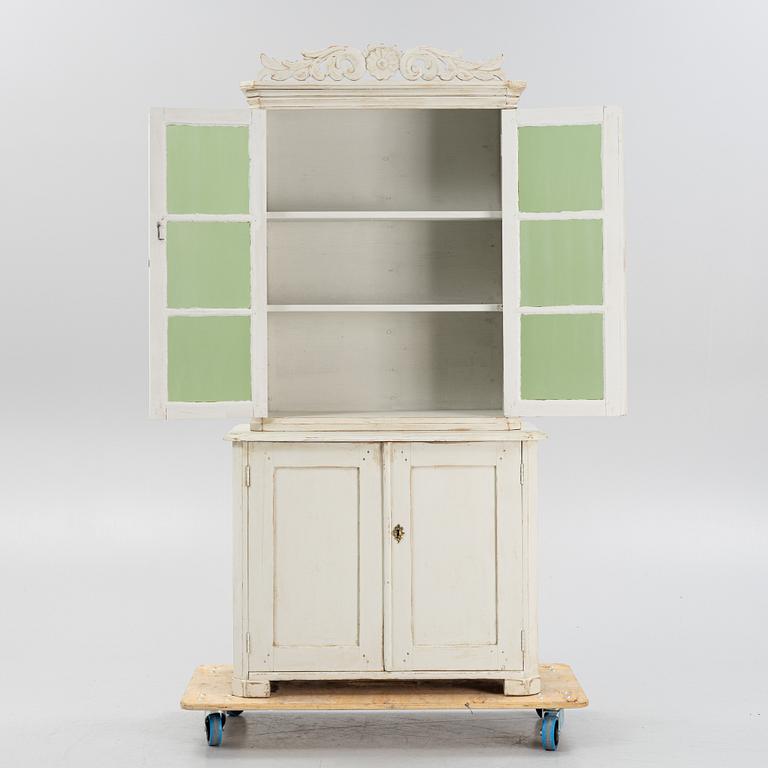 A painted vitrine cabinet from around the year 1900.