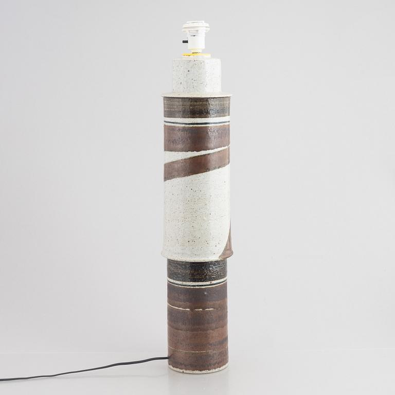 Inger Persson, golvlampa, chamotterat stengods, Rörstrand 1960-tal.