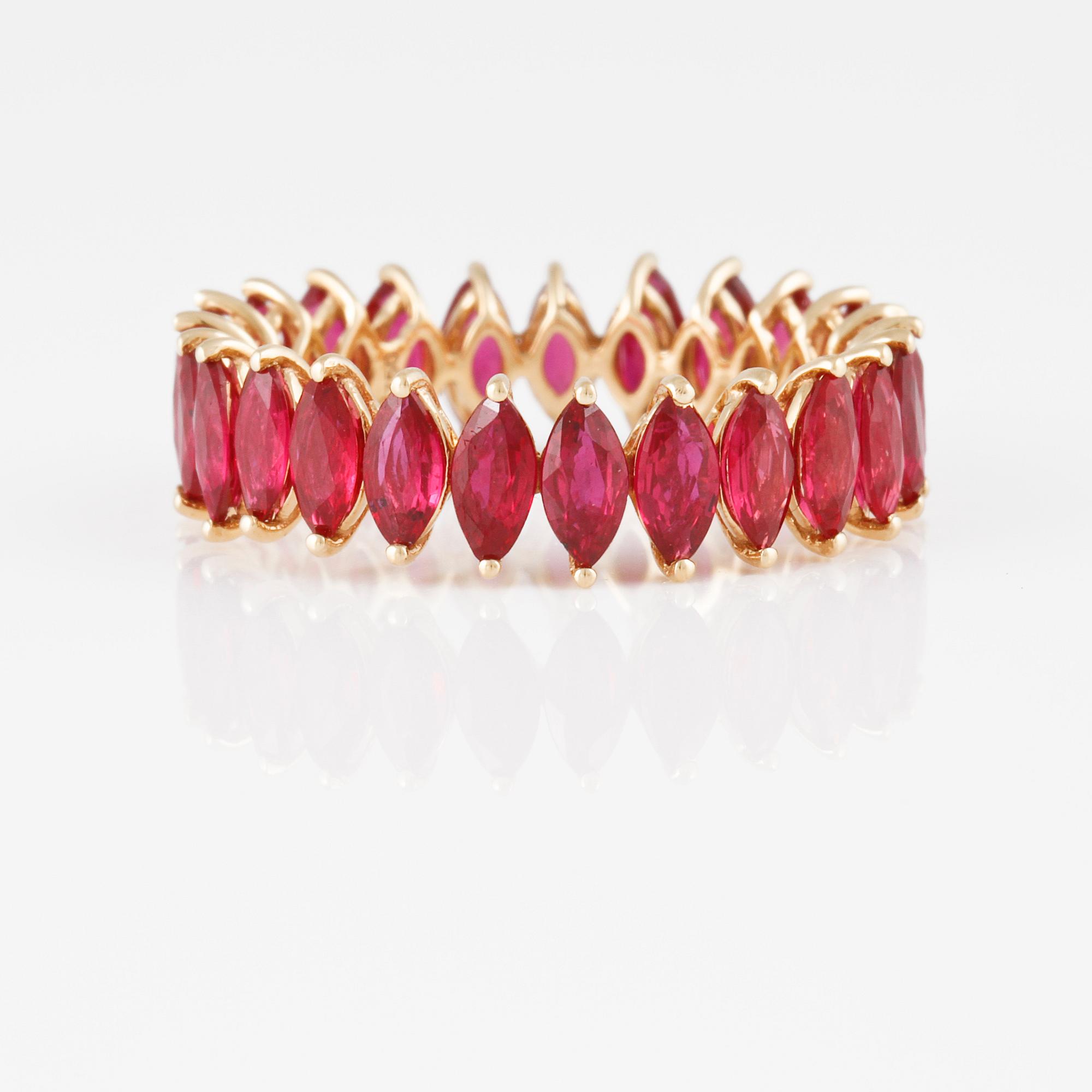 RING, 18K guld med navetteslipade rubiner ca 3,30 ct. Vikt 2,6 gram.