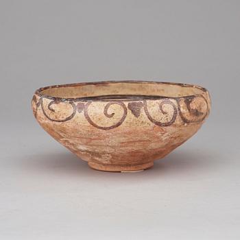 SKÅL, lergods med underglasyrdekor. Diameter 18,5 cm, höjd 8 cm. Östra Persien (Iran) 900-1000-tal, möjligen Sari.