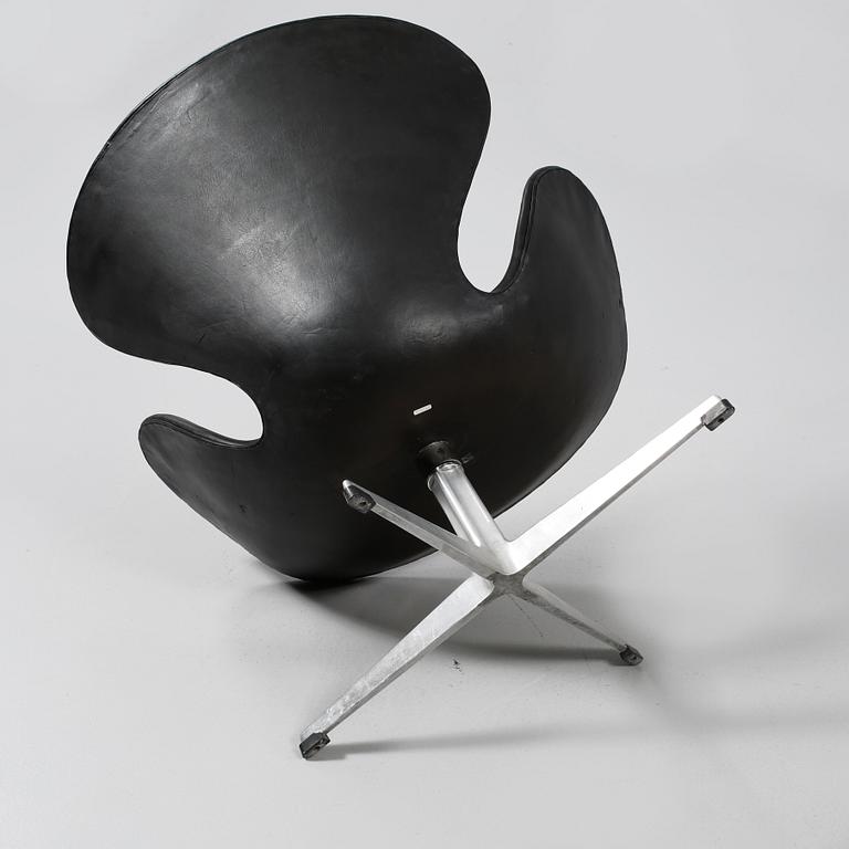 FÅTÖLJER, ett par, "Svanen" av Arne Jacobsen för Fritz Hansen, Danmark, 1900-talets andra hälft.