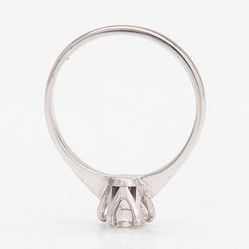 Ring, 14K vitguld, med en briljantslipad diamant ca 0.65 ct.