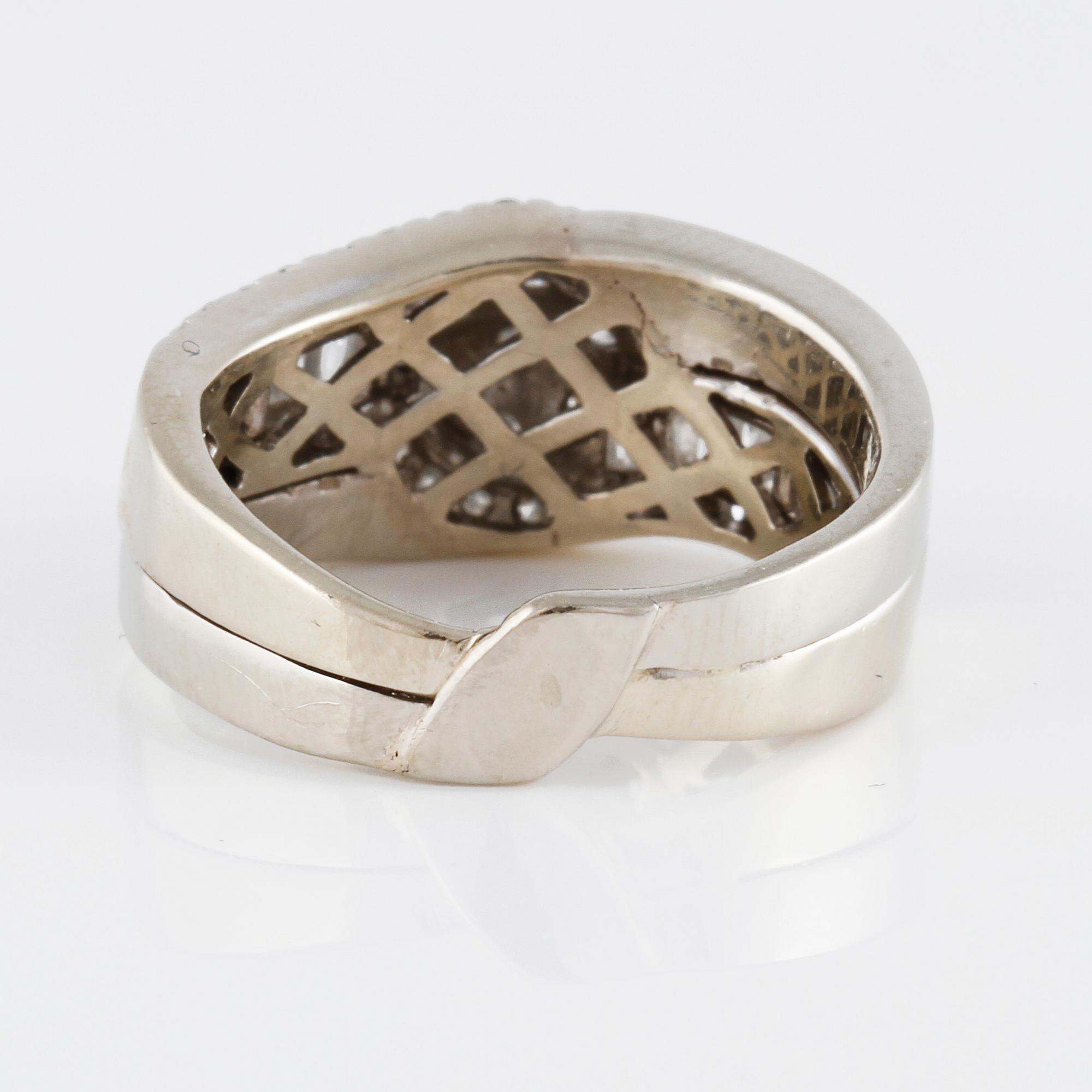 RING, 14K guld med briljant och baguettslipade diamanter ca 1.00 ct. Vikt 6,3 gram.