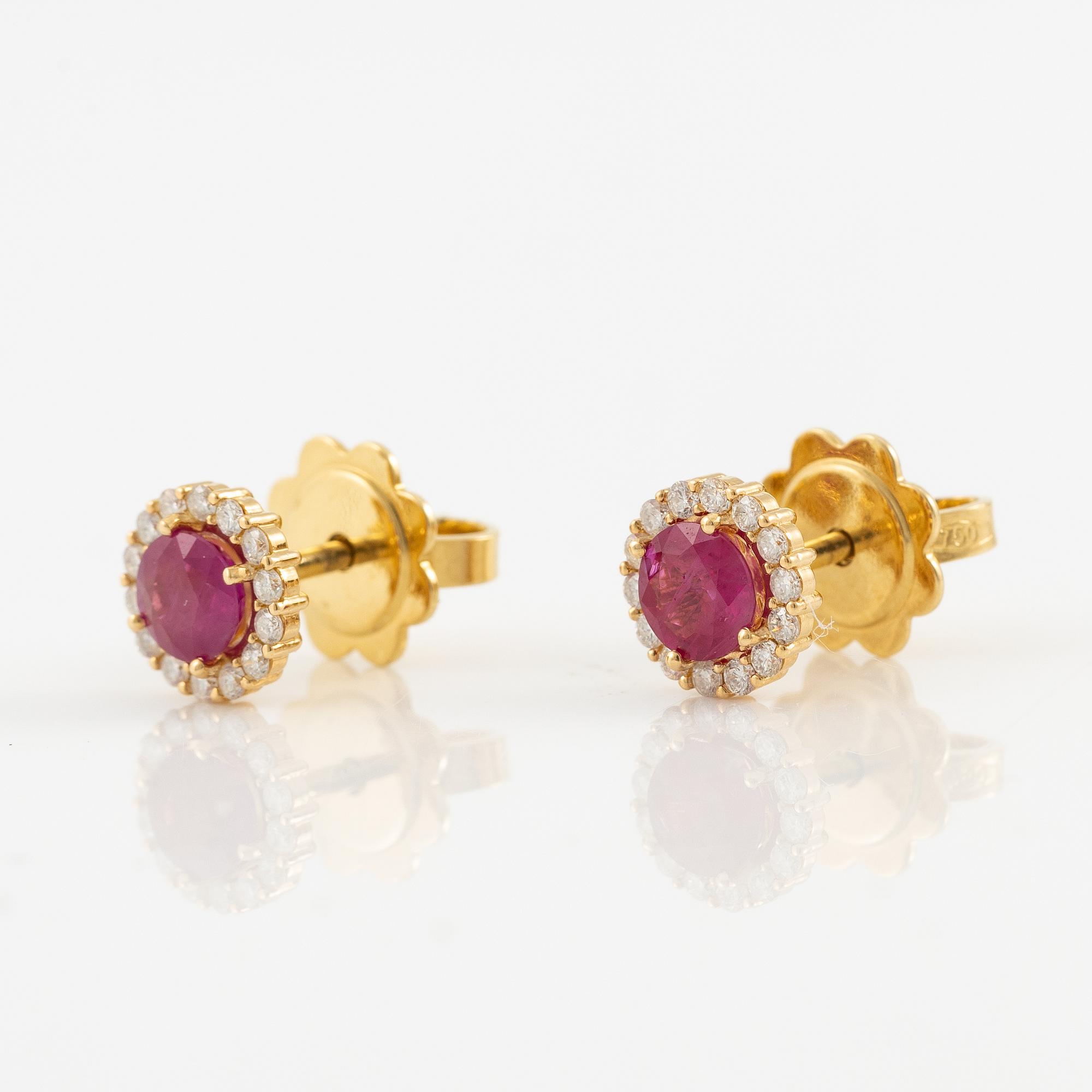 Örhängen 18K guld med rubiner och briljantslipade diamanter.