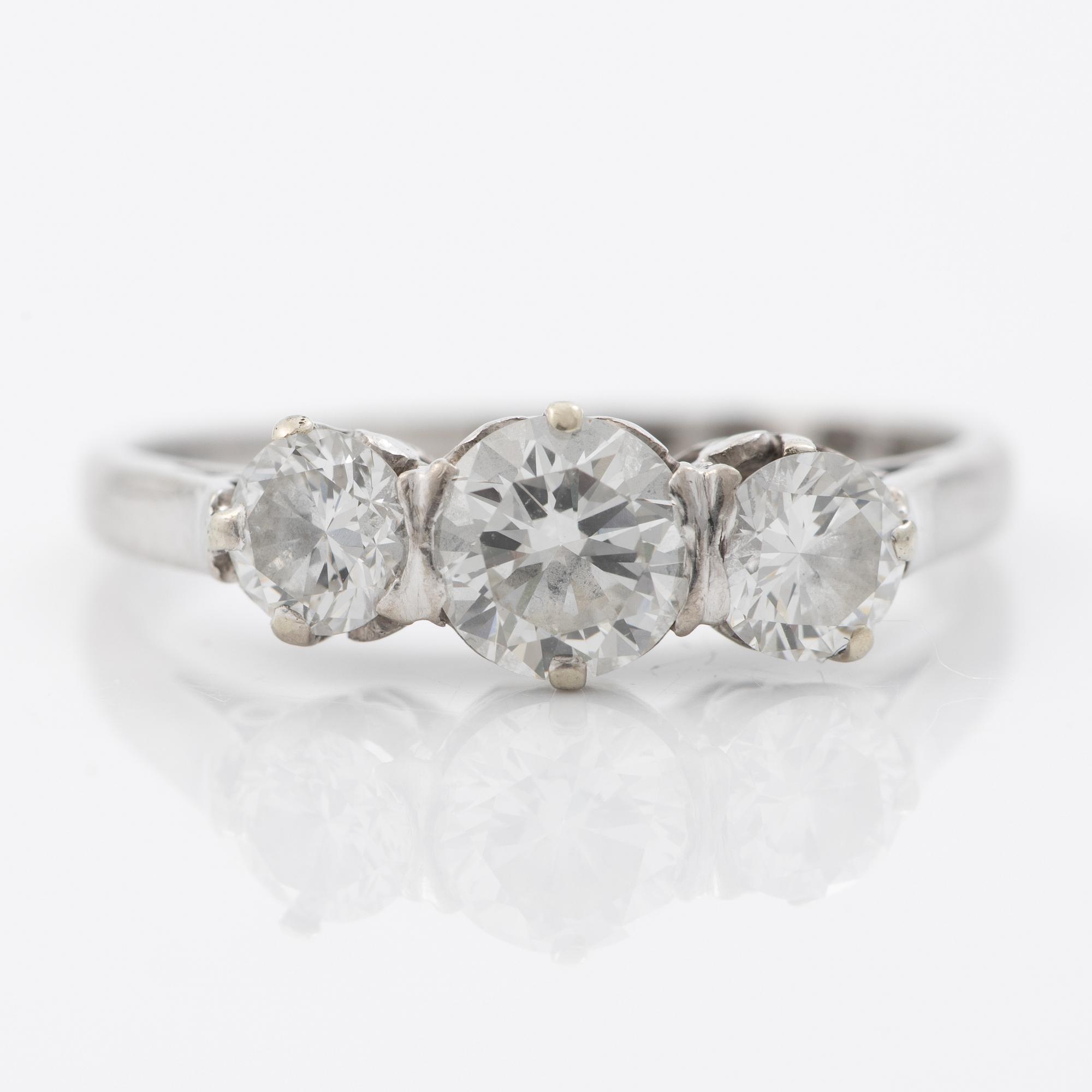 Ring in 18K white gold with three brilliant-cut diamonds.