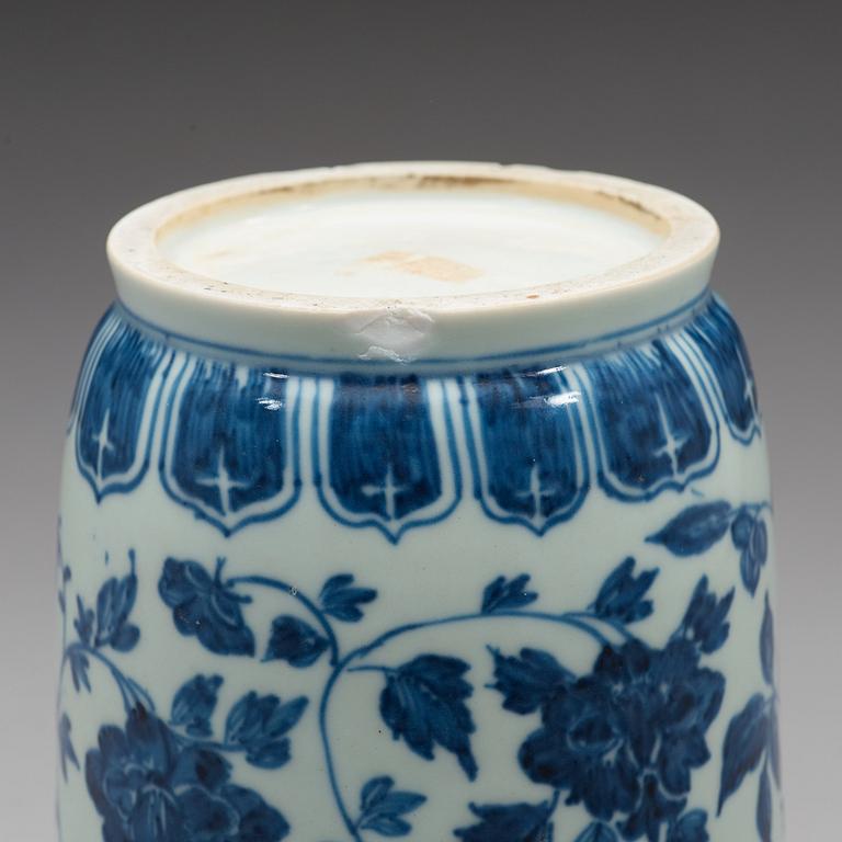 A blue and white vase, Qing dynasty, 19th Century.