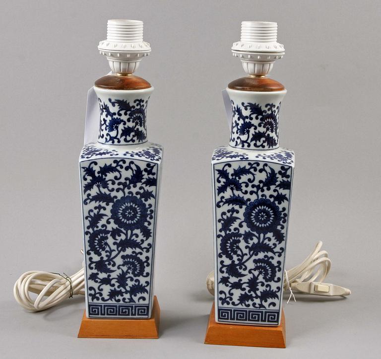 BORDSARMATURER, ett par. Porslin, inköpta NK.