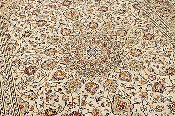 A Kashan carpet, a. 346 x 240 cm.