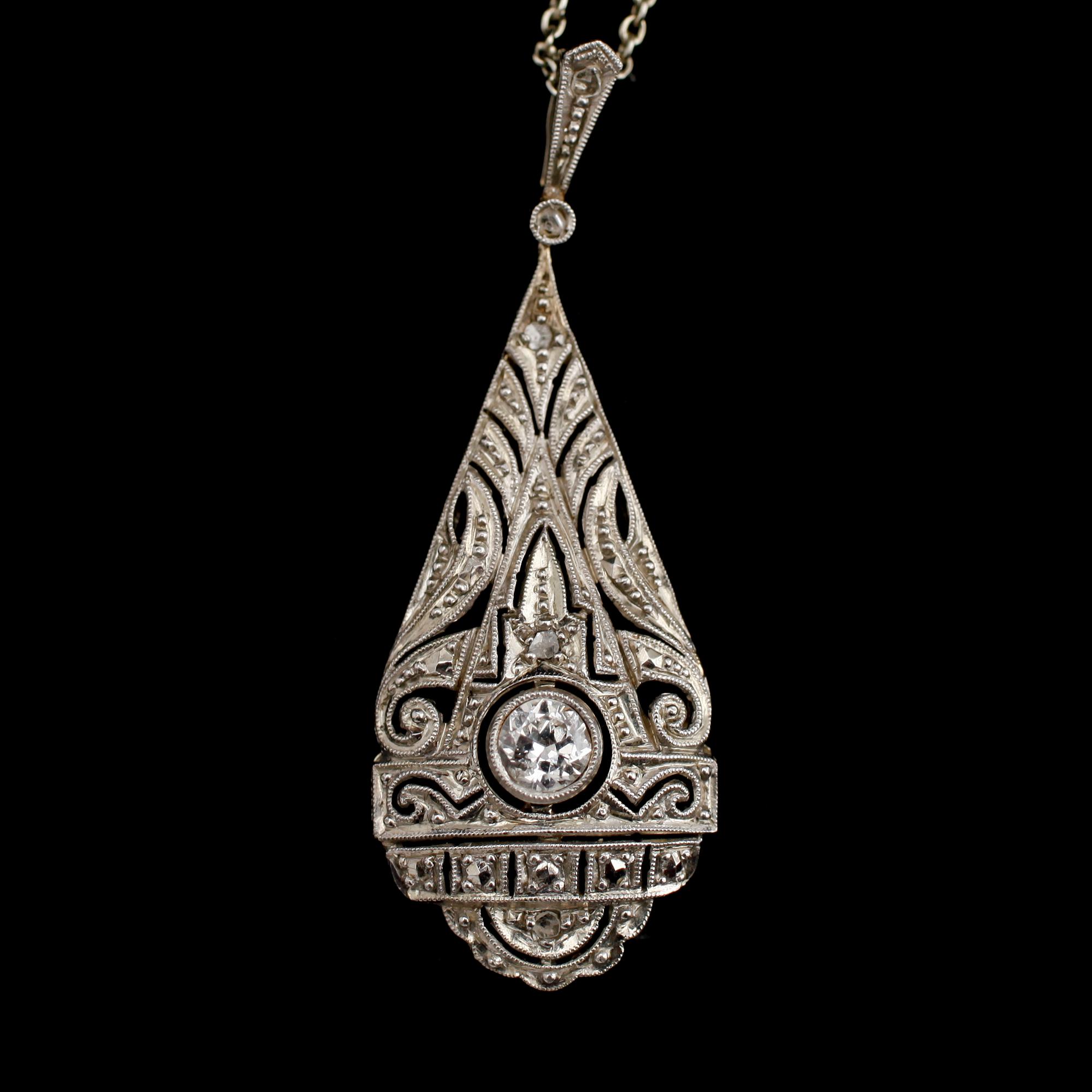 HÄNGE, platina, med diamant, kedja, 1900-talets första hälft.  Vikt 4 g.