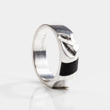 RING, sterling silver och ebenholts, "Bantu" Zoltan Popovits, Lapponia 1996. Vikt 6,6 g.